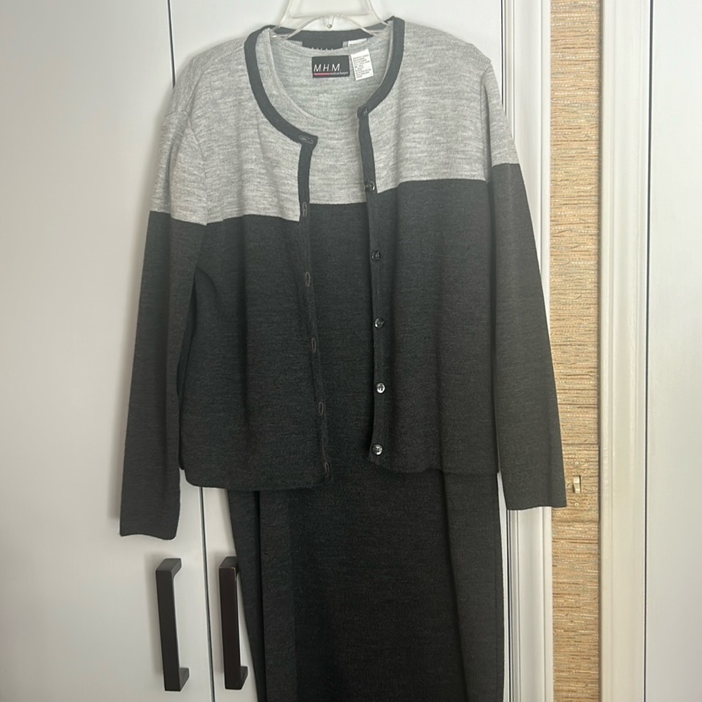 Size Tall sweater dress. Short sleeve with a matching sweater. Hits mid calf.